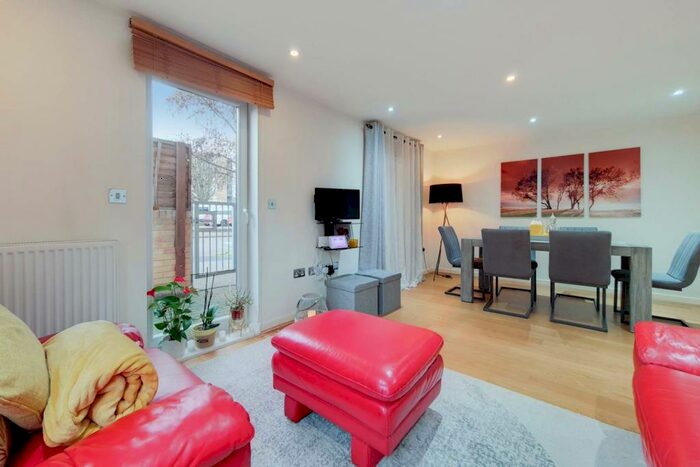 2 Bedroom Flat To Rent In Walton Road, Manor Park, London, E12
