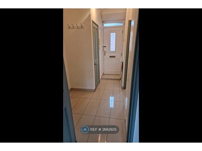 2 Bedroom Flat To Rent In Rivermead House, London, E9