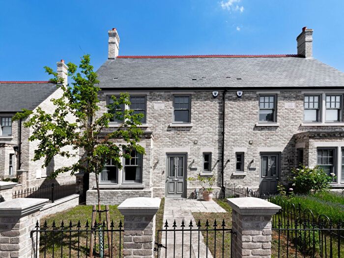 3 Bedroom Semi-Detached House For Sale In Vinery Road, Cambridge, CB1