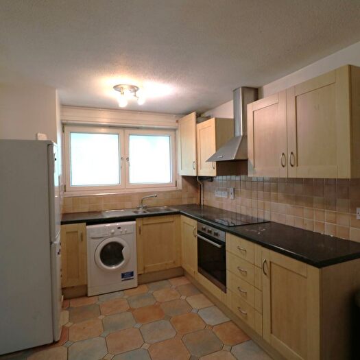 3 Bedroom Maisonette To Rent In Heron Court, Bromley, BR2