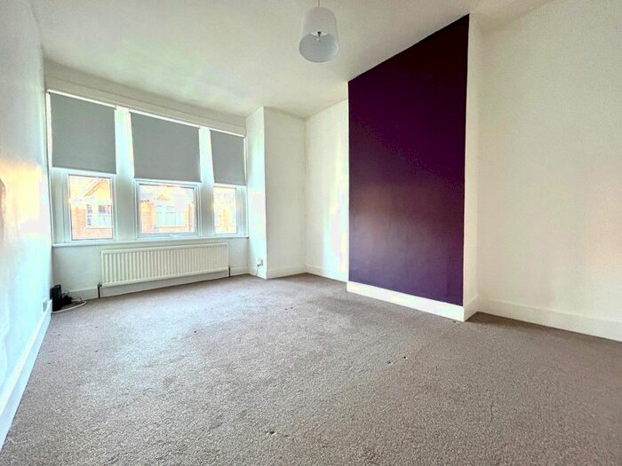 3 Bedroom Flat To Rent In Graeme Road, Enfield, EN1