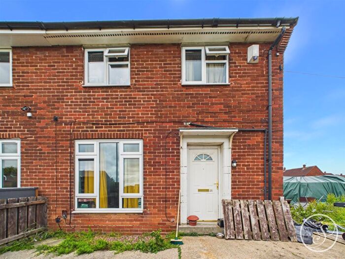 2 Bedroom Semi-Detached House For Sale In Barncroft Rise, Leeds, LS14