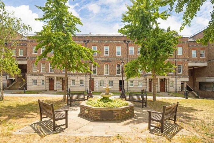 2 Bedroom Flat To Rent In The Highway, Wapping, E1W