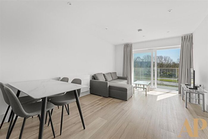 2 Bedroom Flat To Rent In Fairhaven Drive, Reading, RG2