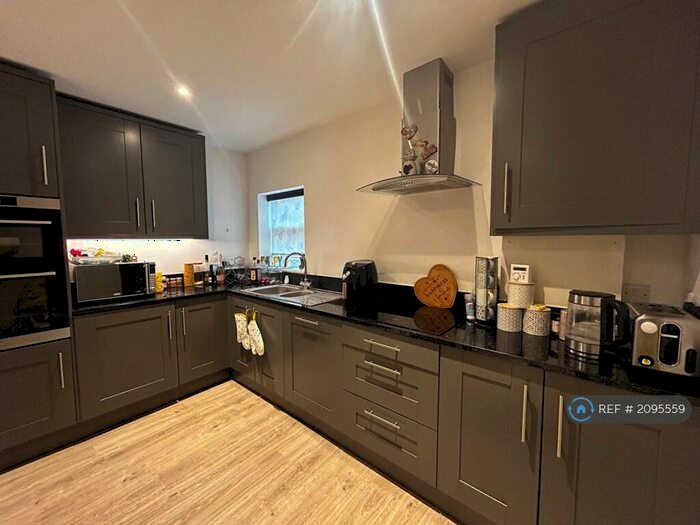 2 Bedroom Flat To Rent In Heatherleigh, Eastbourne, BN22