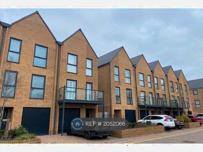 3 Bedroom Semi-Detached House To Rent In Hackbridge Road, Wallington, SM6