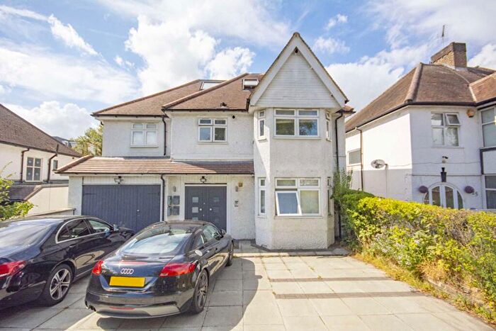 Studio To Rent In Watford Way, London, NW4