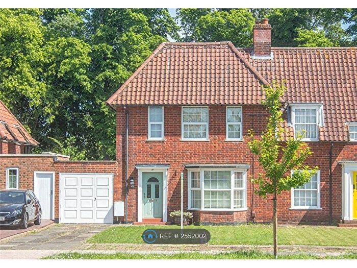 3 Bedroom Semi-Detached House To Rent In Longcroft Lane, Welwyn Garden City, AL8
