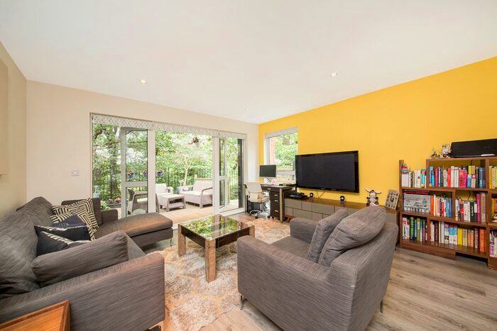 2 Bedroom Flat To Rent In Savernake Court, Highwood Close, East Dulwich, London, SE22