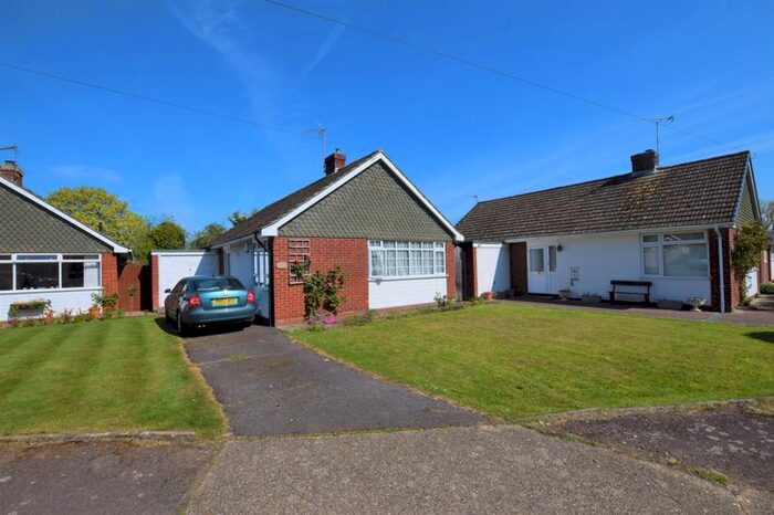 2 Bedroom Property To Rent In Meadow Way, Thame, OX9