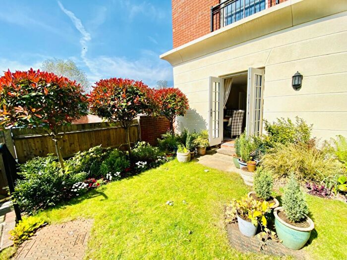 1 Bedroom Apartment For Sale In Fleur De Lis, Dairy Walk, Hartley Wintney, RG27