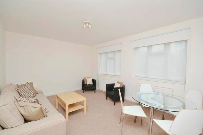 3 Bedroom Flat To Rent In Granville Place, High Road, North Finchley, London, N12