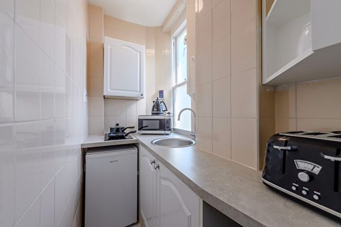 1 Bedroom Flat To Rent In Hill Street, London, W1J