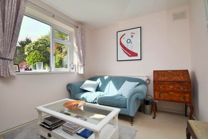 4 Bedroom Detached House For Sale In Beecot Lane, Walton-On-Thames, KT12