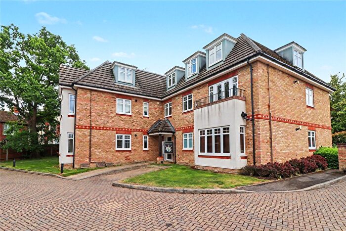 2 Bedroom Flat For Sale In Woking, Surrey, GU22