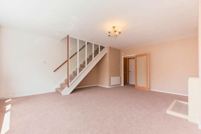 2 Bedroom Flat To Rent In Rouse Gardens, London, SE21