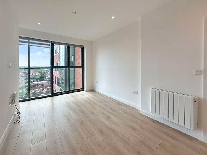 1 Bedroom Apartment To Rent In Bath Road, Slough, Berkshire, SL1