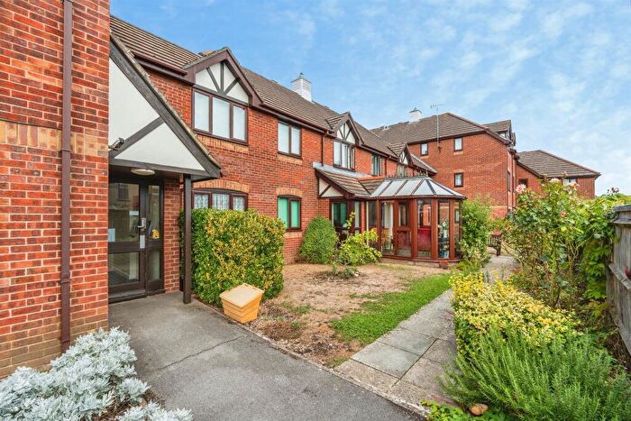 1 Bedroom Flat For Sale In The Crescent, Eastleigh, SO50