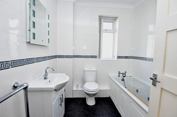 2 Bedroom Flat For Sale In Chichester Close, Wicklands Avenue, Saltdean, BN2
