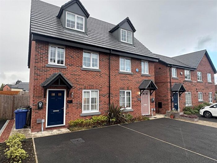 3 Bedroom Semi Detached House For Sale In Robertsons Way, Droylsden, Manchester, M43