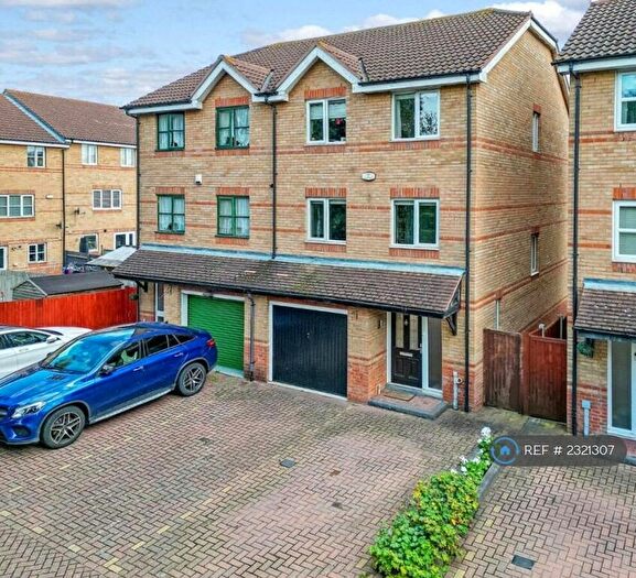 4 Bedroom Semi-Detached House To Rent In Bell-Reeves Close, Stanford-Le-Hope, SS17