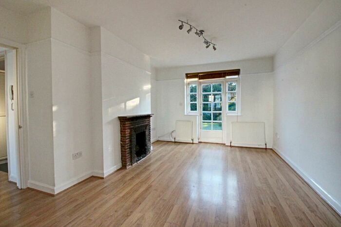3 Bedroom Semi-Detached House To Rent In Asmuns Hill, Temple Fortune, London, NW11