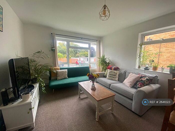 2 Bedroom Maisonette To Rent In Luscombe Close, Caversham, Reading, RG4