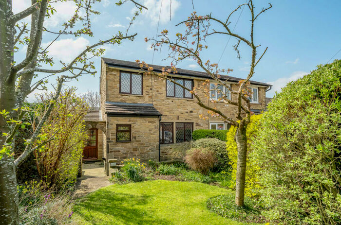 3 Bedroom End Of Terrace House For Sale In College Court, Bradley, Keighley, North Yorkshire, BD20