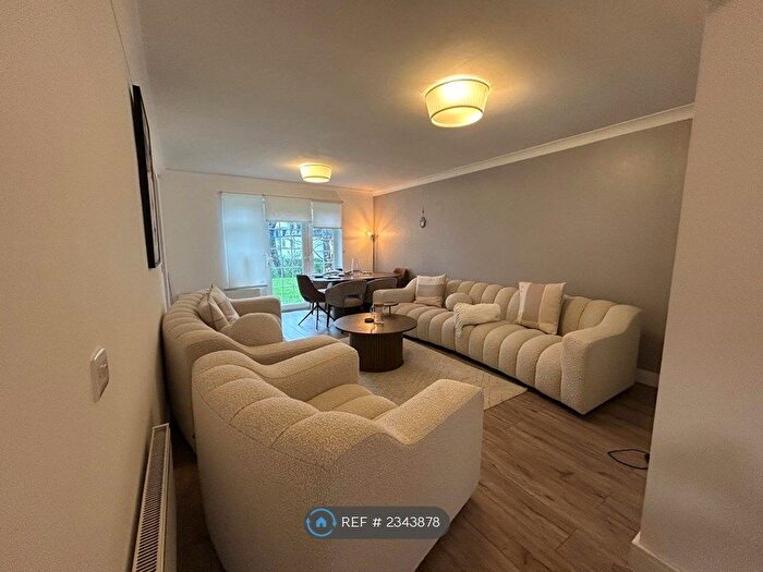 2 Bedroom Flat To Rent In Blenheim Court, London, NW4