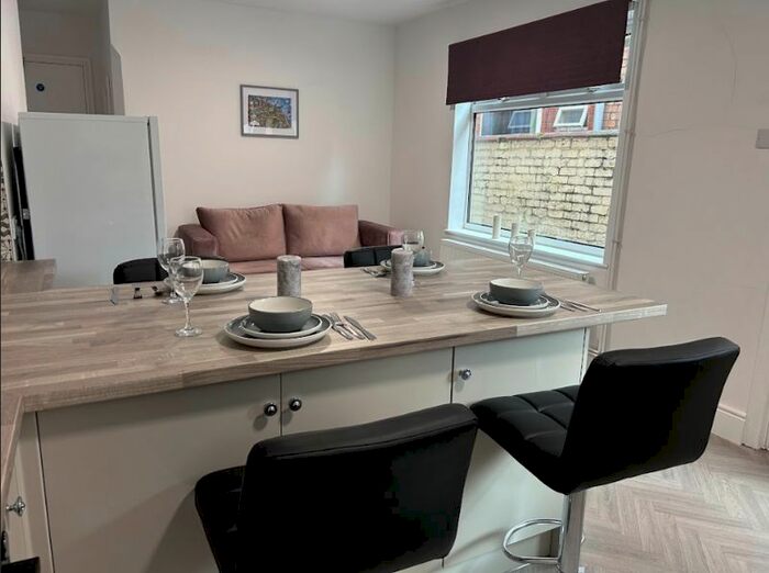 6 Bedroom Property To Rent In Grimsby Road, Cleethorpes, DN35