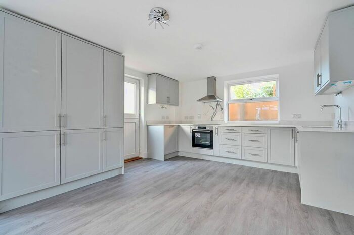 1 Bedroom Flat To Rent In Kings Court, Gomshall, GU5