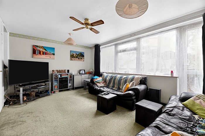 3 Bedroom Flat For Sale In Lydney Close, London, SW19