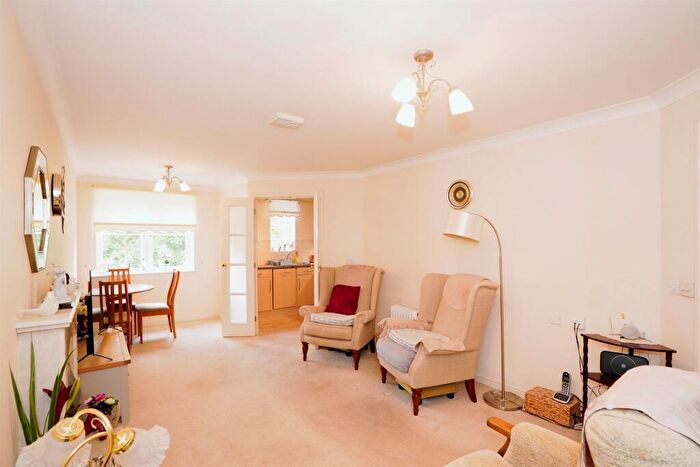 1 Bedroom Flat For Sale In Southdown Road, Southdown, Harpenden, AL5