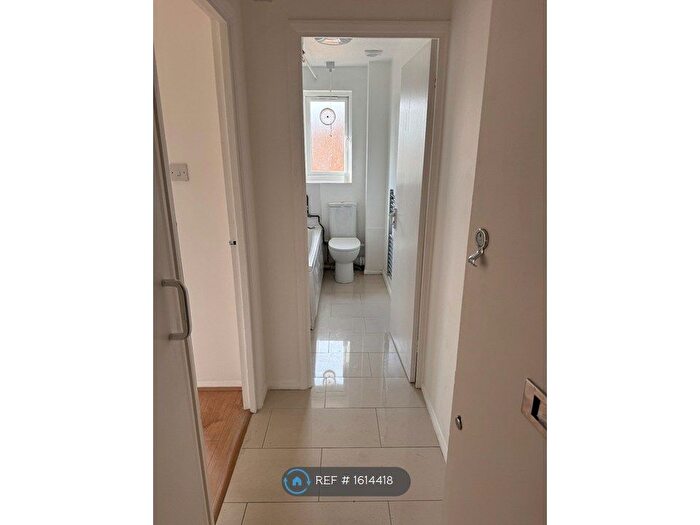 Studio To Rent In Streamside, London, N9