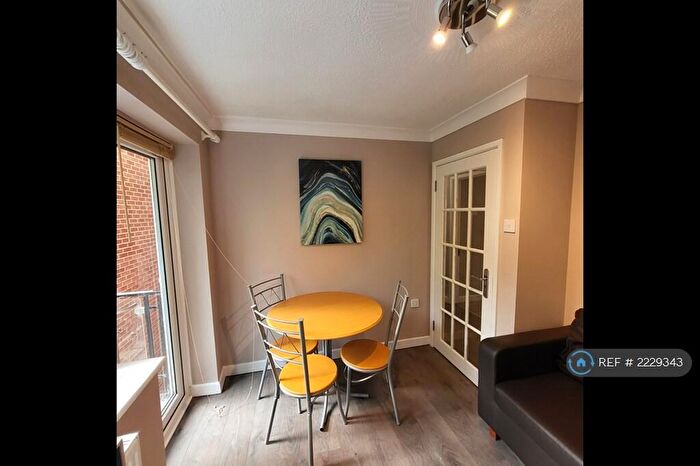 3 Bedroom Flat To Rent In Richmond Park Road, Bournemouth, BH8