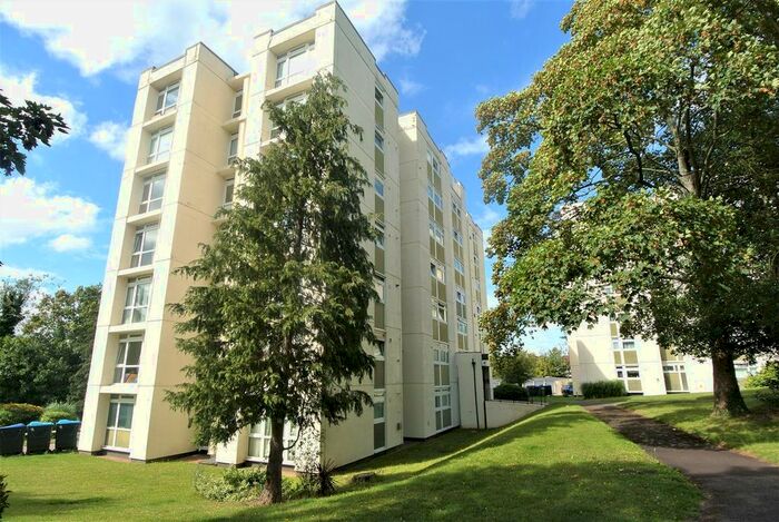2 Bedroom Flat To Rent In Manor Court, Weybridge, KT13