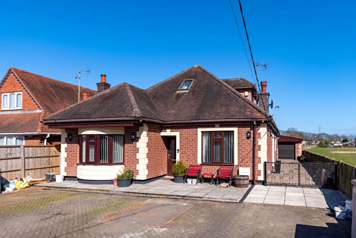 4 Bedroom Bungalow For Sale In Nuneaton Road, Bulkington, Bedworth, Warwickshire, CV12