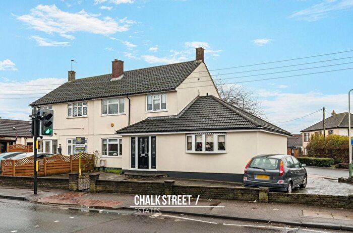 3 Bedroom Semi-Detached House For Sale In Rainham Road, Rainham, RM13