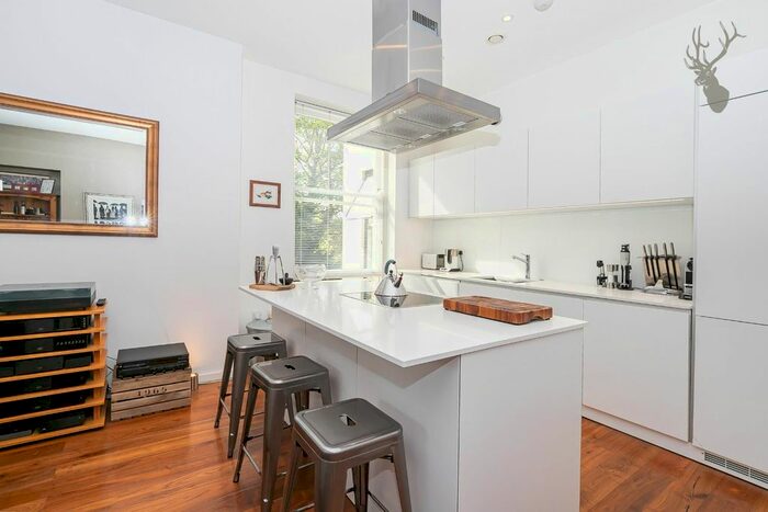 2 Bedroom Flat For Sale In Piercing Hill, Theydon Bois, Epping, CM16