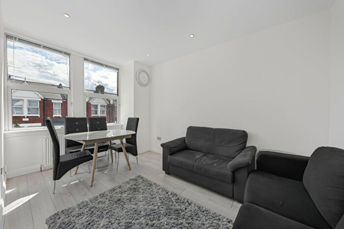 3 Bedroom Flat To Rent In Deacon Road, Willesden Green, NW2