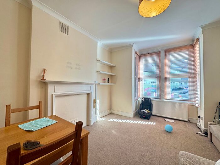 2 Bedroom Flat To Rent In Lichfiled Grove, London, N3
