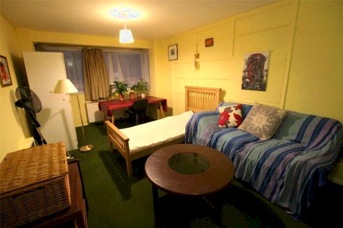 2 Bedroom Apartment To Rent In The Beeches, Queenswood Gardens, E11