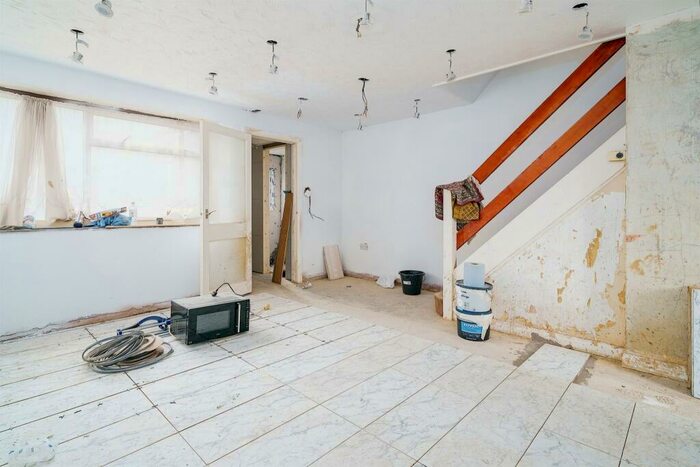 3 Bedroom Terraced House For Sale In Butely Road, Luton, LU4