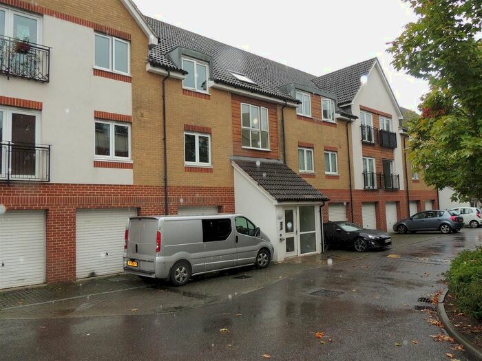 2 Bedroom Flat To Rent In Hollybrook Park, Kingswood, Bristol, BS15