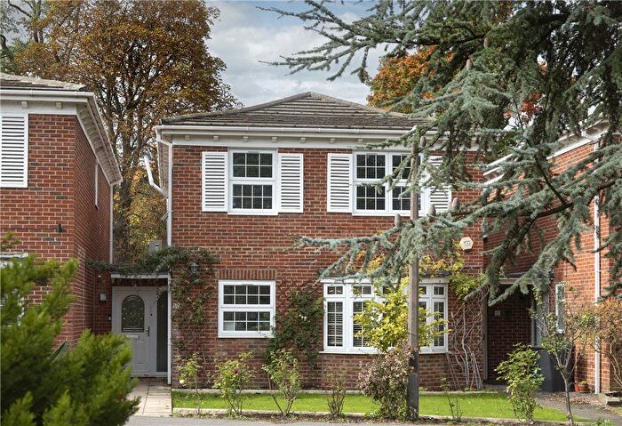 4 Bedroom Detached House For Sale In Cotswold Close, Kingston Hill, KT2