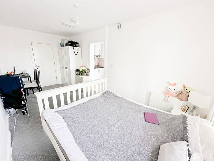 Studio To Rent In Sweet Briar Grove, Edmonton, N9