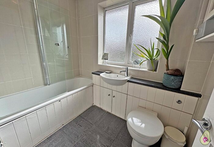 3 Bedroom Semi-Detached House For Sale In Wycombe Road, Holmer Green, HP15