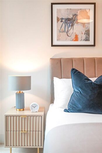 2 Bedroom Flat To Rent In Randalls Way, Leatherhead, Surrey, KT22