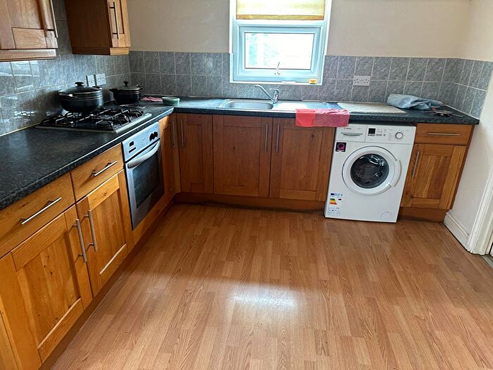 2 Bedroom Flat To Rent In Hermon Hill, London, E18