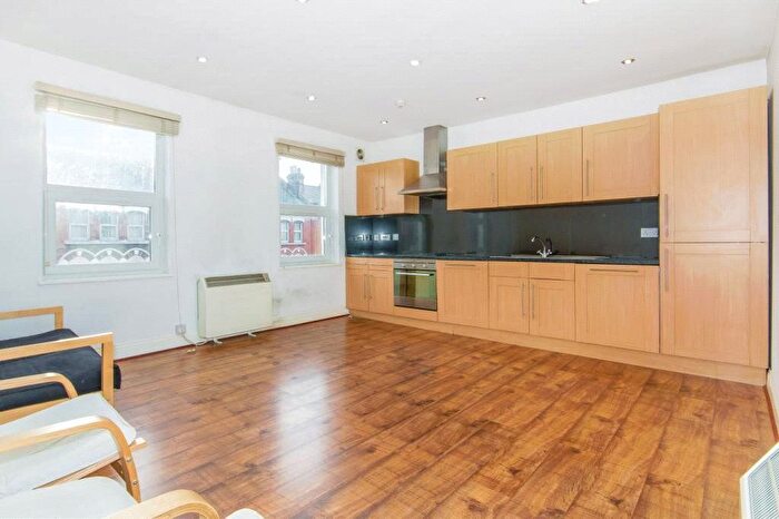2 Bedroom Flat To Rent In Upper Tooting Road, London, SW17